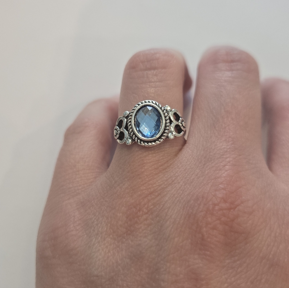 Womens Elegant Silver Tone Blue Gemstone Ring Nwot